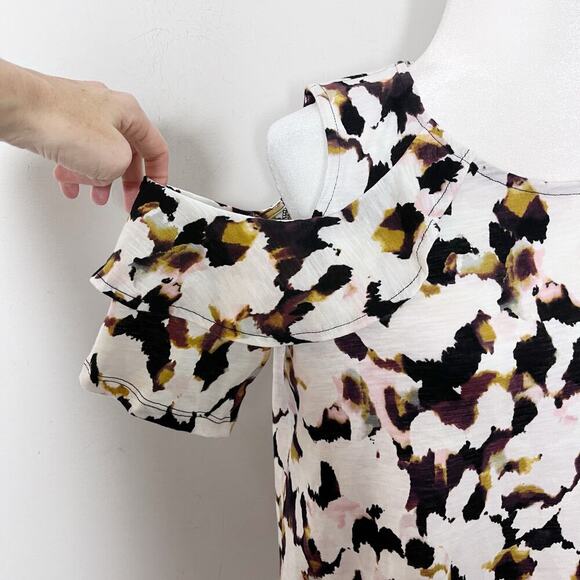 Ellen Tracy Women's Cold Shoulder Top M Geometric Print Short Sleeve Blouse NWT - Picture 4 of 11